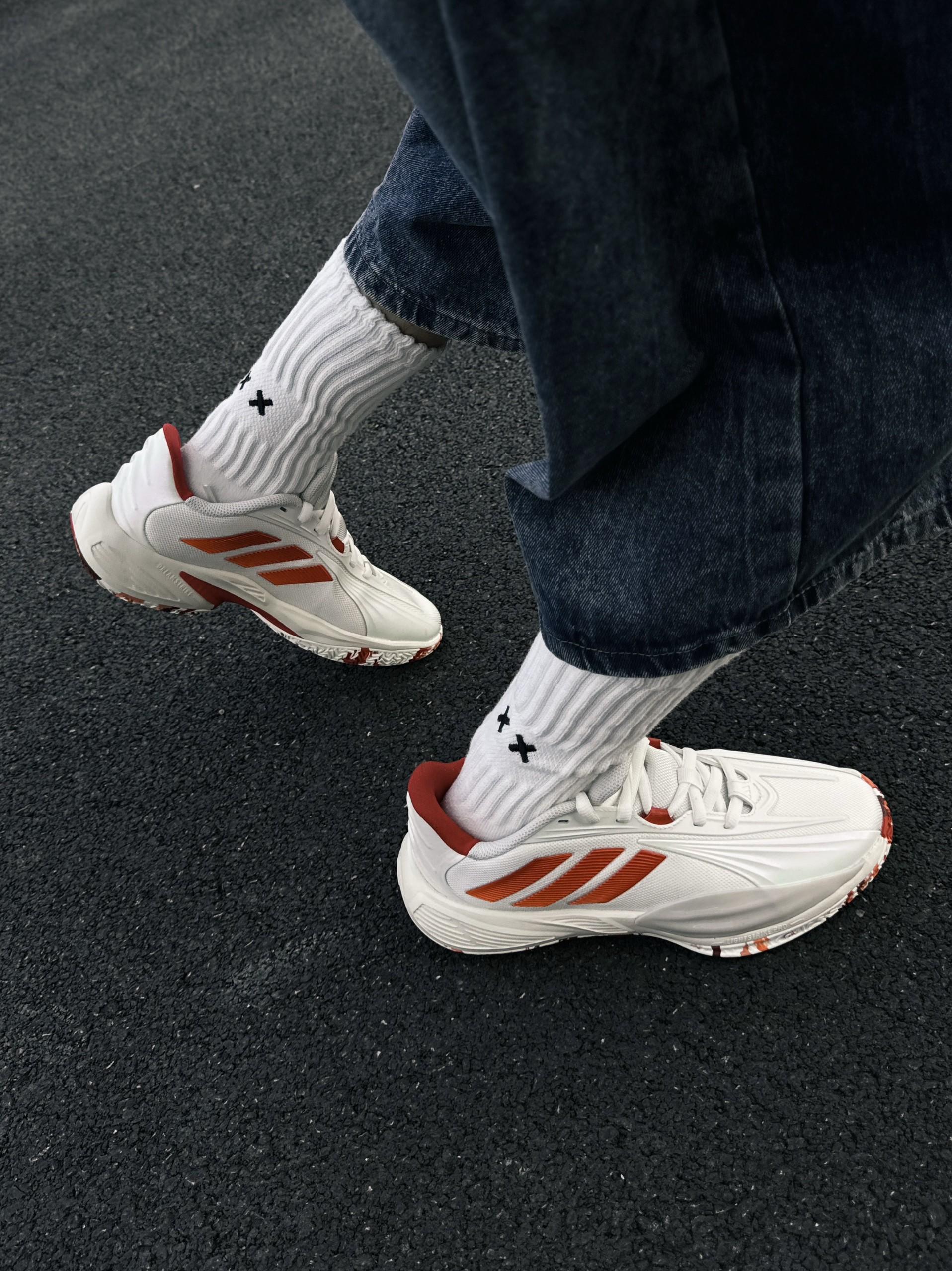 👟✨干净又复古,这双 adidas 白红配色打球出街都能穿🏀🔥